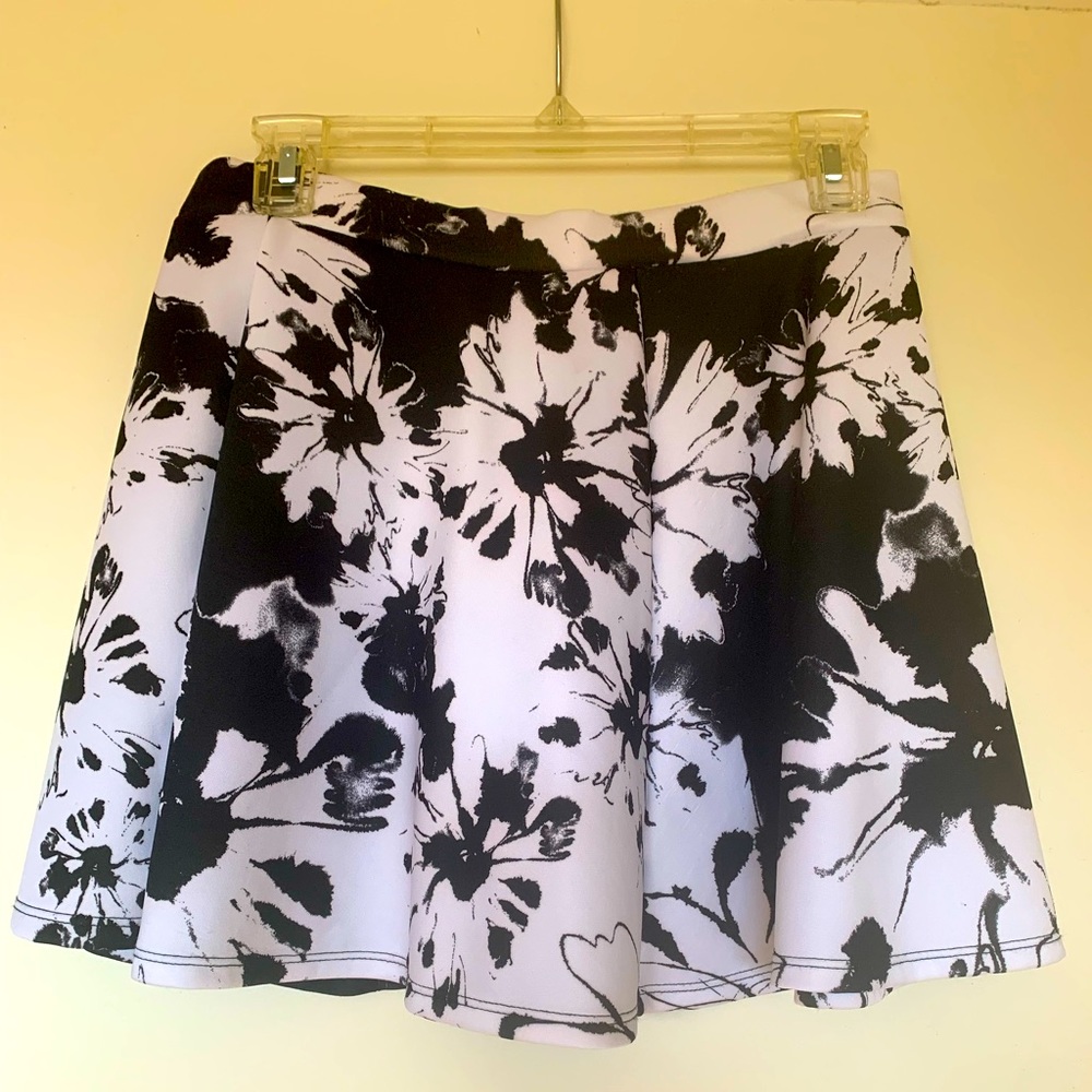 Sans Souci Size S Skater Skirt with Black and White Floral Ink Pattern